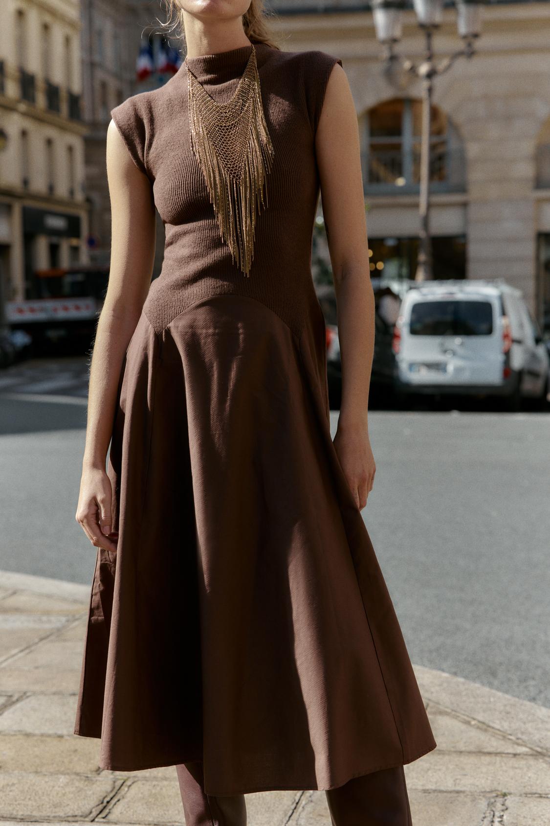 ROBE MIDI DOUCE BICOLORE À COL MONTANT