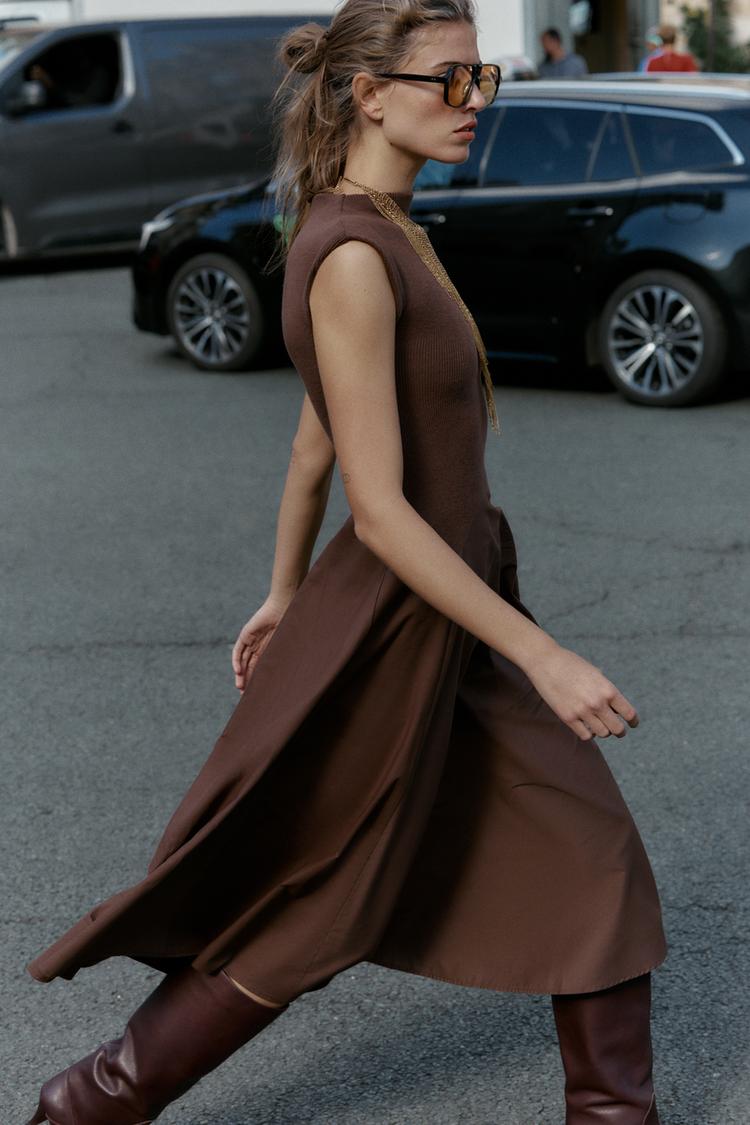 ROBE MIDI DOUCE BICOLORE À COL MONTANT