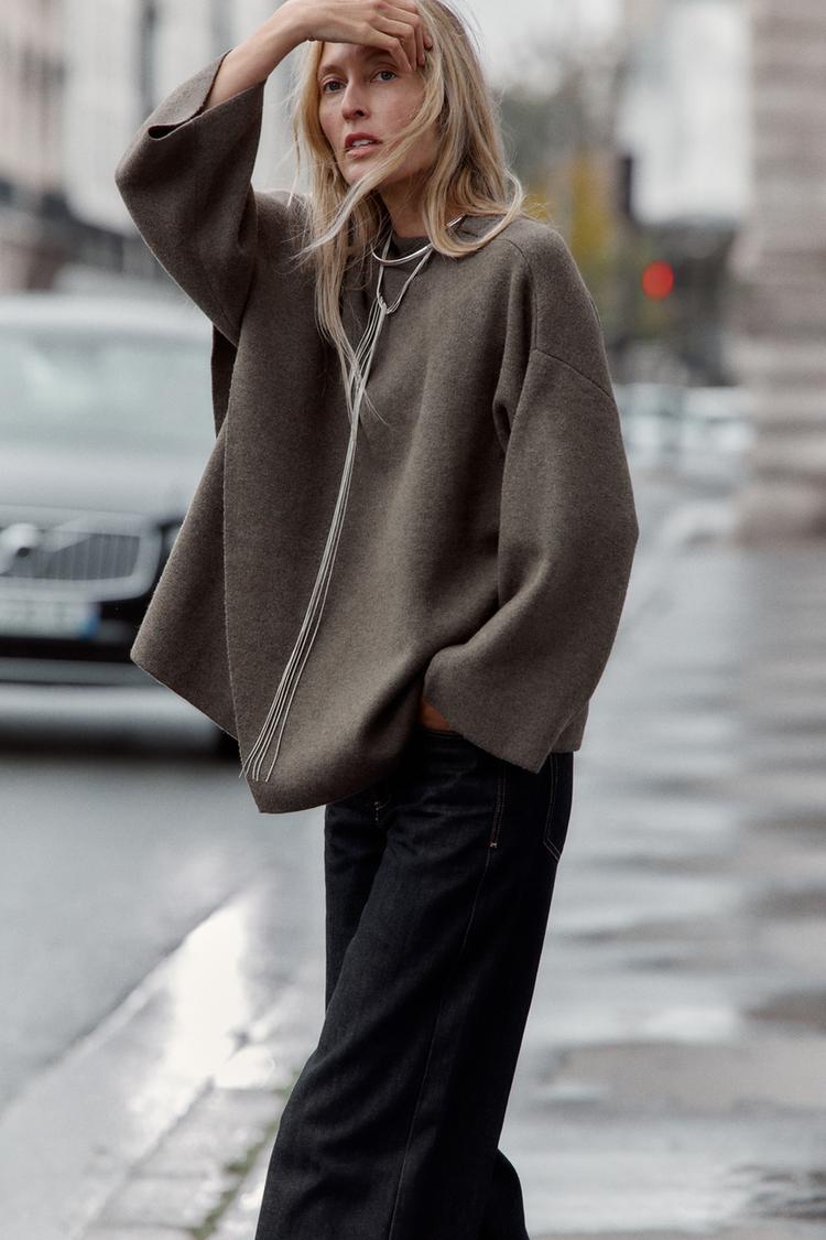 MANTEAU COURT EN MAILLE AVEC ÉCHARPE INTÉGRÉE